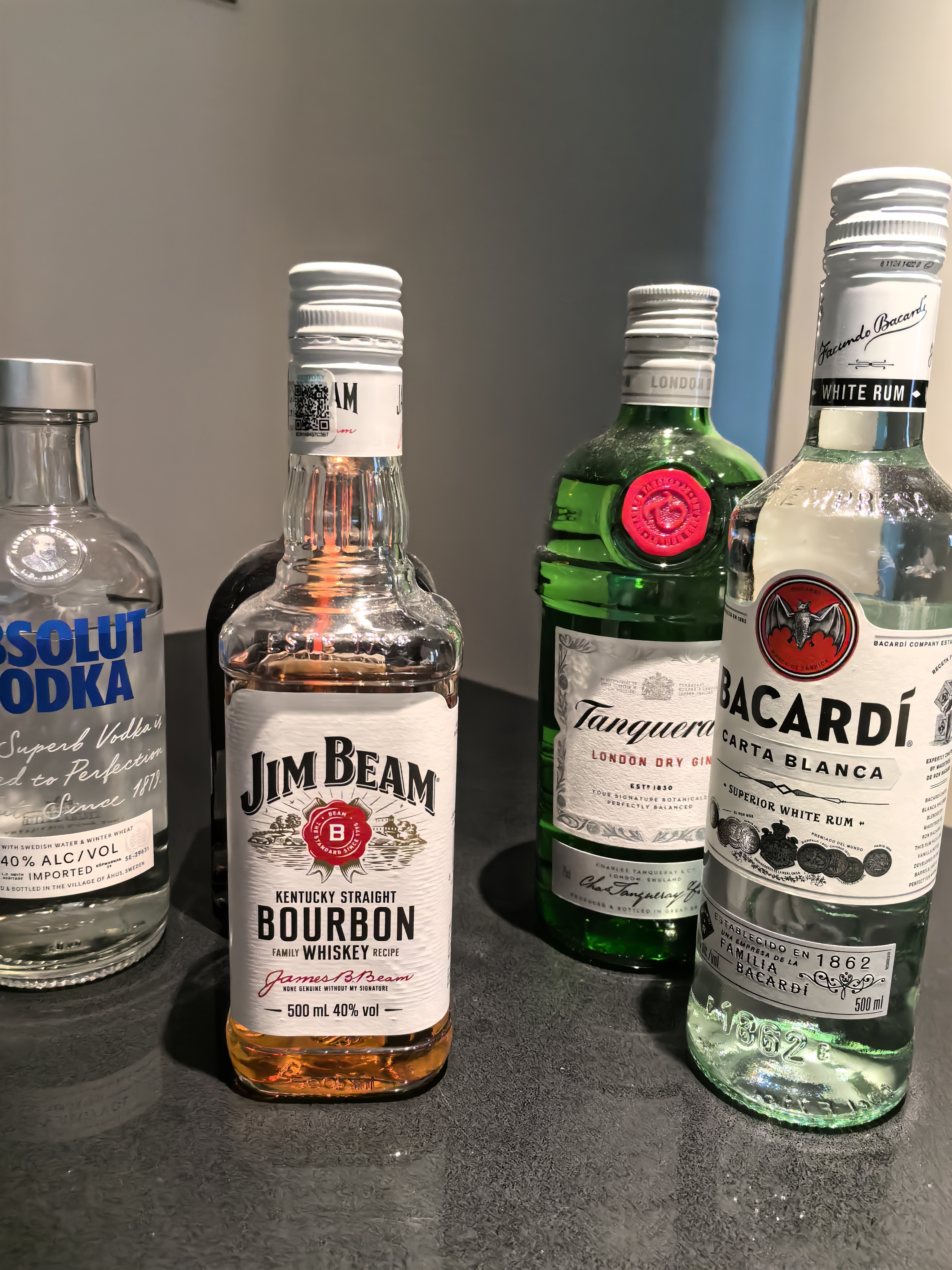 四瓶真实酒水的 3 比 4 识别照片
